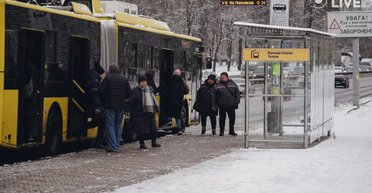 8 миллионов гривен за "современные павильоны": в Киеве объявили тендер на остановки из стекла