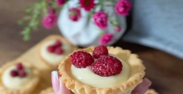 Тарталетки з кремом і малиною: готуємо смачний десерт на вихідні (відео)