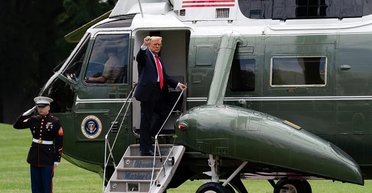 "В якості помсти": чоловік навів лазерну указку на гелікоптер Трампа, його заарештували