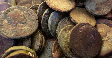 "Таке буває раз у житті": чоловік знайшов у полі стародавній скарб і розбагатів (фото)