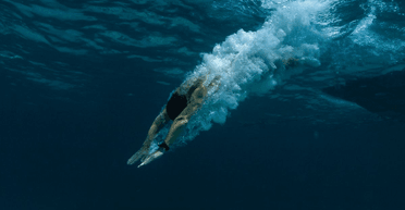 Сміх змінився на крик: туриста, який пірнув під воду, "накрила" тінь (відео)