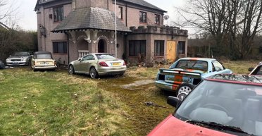 В заброшенном поместье нашли ничейную коллекцию редких и старинных авто (видео)