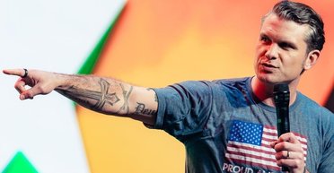 Deus Vult, крест и винтовка: что означают татуировки нового главы Пентагона Пита Хегсета