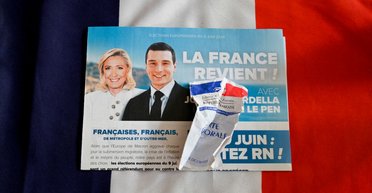 Выборы во Франции: альянс левых неожиданно вышел на первое место, партия Ле Пен — на третьем