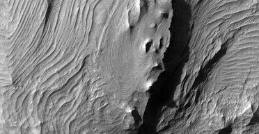 Таємниці Марса: найдовший каньйон у Сонячній системі, можливо, містить багато води (фото)