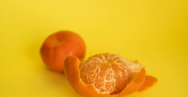 Як видалити з одягу плями від мандарин: актуальні поради