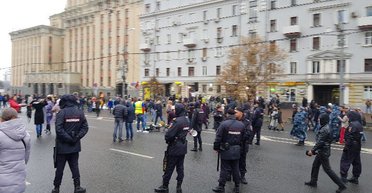 "За шкирку его и туда": в РФ полиция забрала в военкомат онкобольного студента (фото)