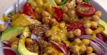 Салат із куркою та нутом: рецепт ситної страви для буднів і на свято