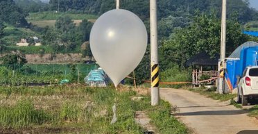 Воздушная война: КНДР возобновила отправку мусорных шаров в Южную Корею (фото)