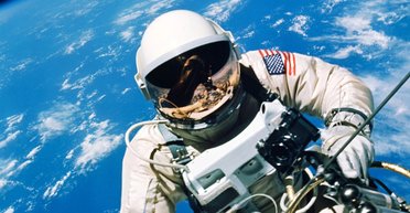 Людям більше немає місця в космосі: роботи майже поховали пілотовані місії