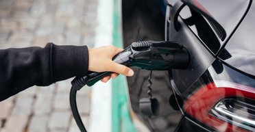 Зарядит электромобиль на 80% за 9 минут: "золотая" батарея побила новый рекорд (видео)