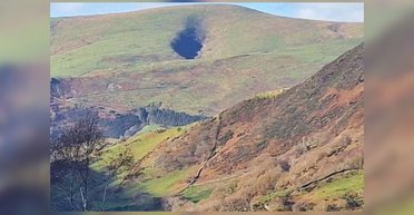 Гигантская дыра в горах шокировала местных: некоторые называют ее "пастью дьявола" (фото)