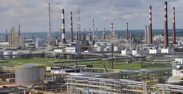 Еще одно попадание возле Усть-Луги: горит половина Киришского НПЗ после атаки БпЛА (фото)