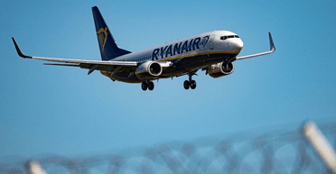 Заручилися в повітрі: чоловік освідчився під час польоту лоукостером (фото)