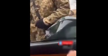 У Харкові люди у військовій формі вибили скло автомобіля і силою витягли водія (відео)