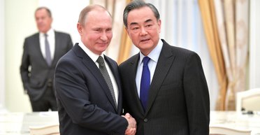 Интересное "совпадение": глава МИД Китая прилетел в Москву одновременно с Уиткоффом