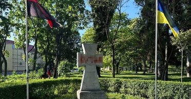 Вандалы за 5 000 гривен сделали нецензурную надпись на польском на памятнике Бандере в Киеве