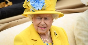 Молода і з коргі: королеві Єлизаветі ІІ присвятили нову скульптуру (фото, відео)