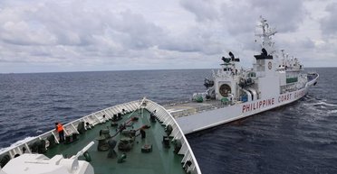 Китайцы пытались протаранить филиппинский катер, но врезались в собственный корабль (видео)