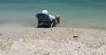 Чоловік заснув на пляжі біля самого берега і опинився по шию у воді (відео)