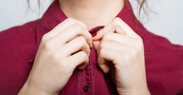 Пережиток 13-го століття: чому в чоловічому та жіночому одязі ґудзики розташовані на різних сторонах