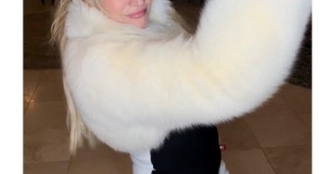 У хутрі та з балончиком у руках: Брітні Спірс поділилася дивними кадрами