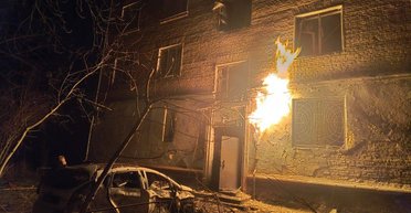 У Чернігові "шахед" вибухнув біля багатоповерхівки: палає газопровід (фото)