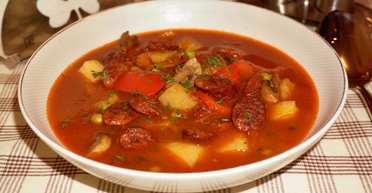 Швидко і смачно: рецепт простого супу з мисливськими ковбасками (відео)