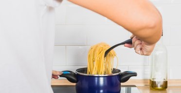 Як правильно посолити макарони, щоб вони були смачними — поради експертки