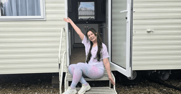 Жінка проміняла сучасну квартиру на фургон у парку: чому вона це зробила (фото)