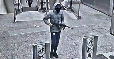 В Брюсселе двое мужчин из автоматов расстреливали людей возле метро (видео)