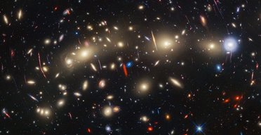 "Новорічна ялинка" і зірка Годзілла: телескопи Габбл і Вебб показали приголомшливі галактики (фото)