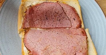 Почти 21 доллар за уставший бутерброд: соцсети возмутил пост об обмане в кафе (фото)