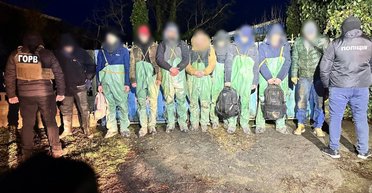 Криптовалюта в обмен на рыболовный костюм: в Одесской области поймали группу уклонистов (фото)