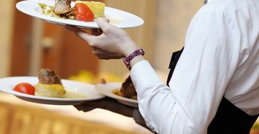 Мажор втік з курорту через переслідування офіціанта, який отримав від нього 500 євро на чай