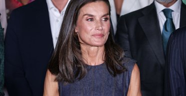 В джинсовом платье и на каблуках: королева Летиция посетила церемонию Retina Eco Awards (фото)