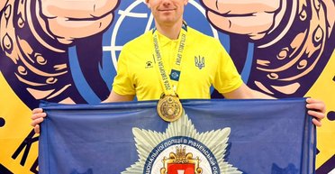 Работает полицейским: украинец стал чемпионом Европы по гиревому спорту