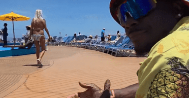 Женщины постоянно флиртовали с туристом на круизном лайнере: настоящая причина его разозлила