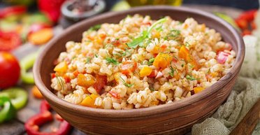 Каша с плохой репутацией может быть вкусной: как приготовить перловку с курицей и овощами