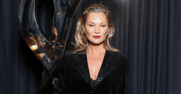 Кейт Мосс в елегантному образі зʼявилася на Паризькому тижні моди (фото)