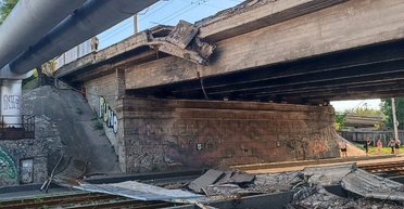 В Киеве обвалился путепровод на Жилянской: где заблокировано движение (видео, карта)