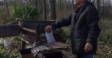 Хватает на заправку мотоцикла: украинец научился делать бензин из пластика (видео)