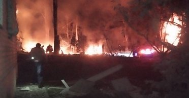 Постраждали житлові будинки, 13 поранених: ЗС РФ обстріляли Курахове в Донецькій області (відео)