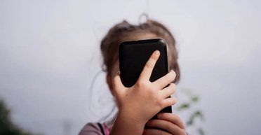 Австралия ввела полный запрет на соцсети для детей младше 16 лет: что стало причиной