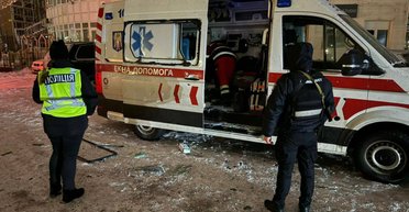 Бригада швидкої допомоги потрапила під повторний обстріл у Києві, загинув медик (фото)