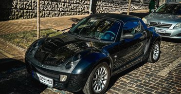 Их выпустили всего 200: в Киеве заметили необычный немецкий спорткар 2000-х (фото)