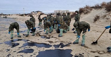 Севастополь в мазуте: какой вред нанесли российские танкеры Черному морю и побережью Крыма