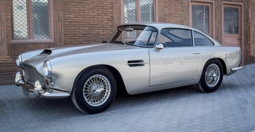 Настоящие раритеты: на аукцион выставили коллекцию дорогих ретро-авто (фото)