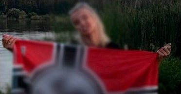 Секретарша столичного суда щеголяла нацистским флагом: полиция уже отреагировала (фото)