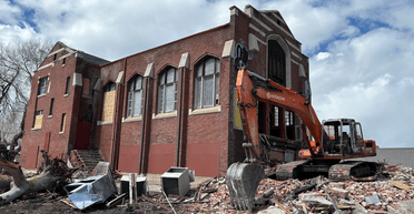 Викликали поліцію: будівельники без дозволу почали зносити бульдозером історичну будівлю